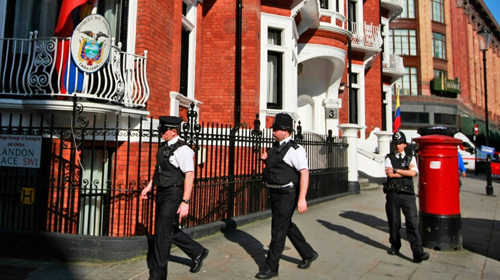 Britain threatens to storm Ecuador embassy to get Assange 