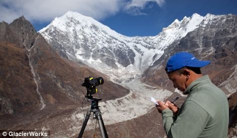 Mount Everest: The incredible interactive two billion pixel image 