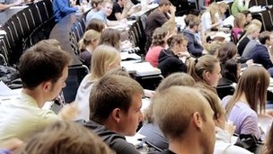 UK - Lowering student numbers 'costs economy billions'