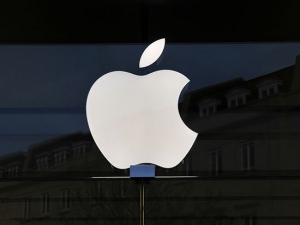 Apple releases programming course for college students