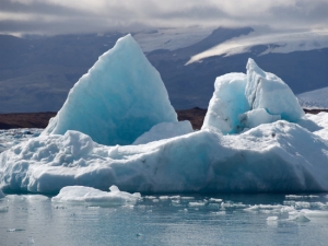 Giant iceberg splits from Antarctic