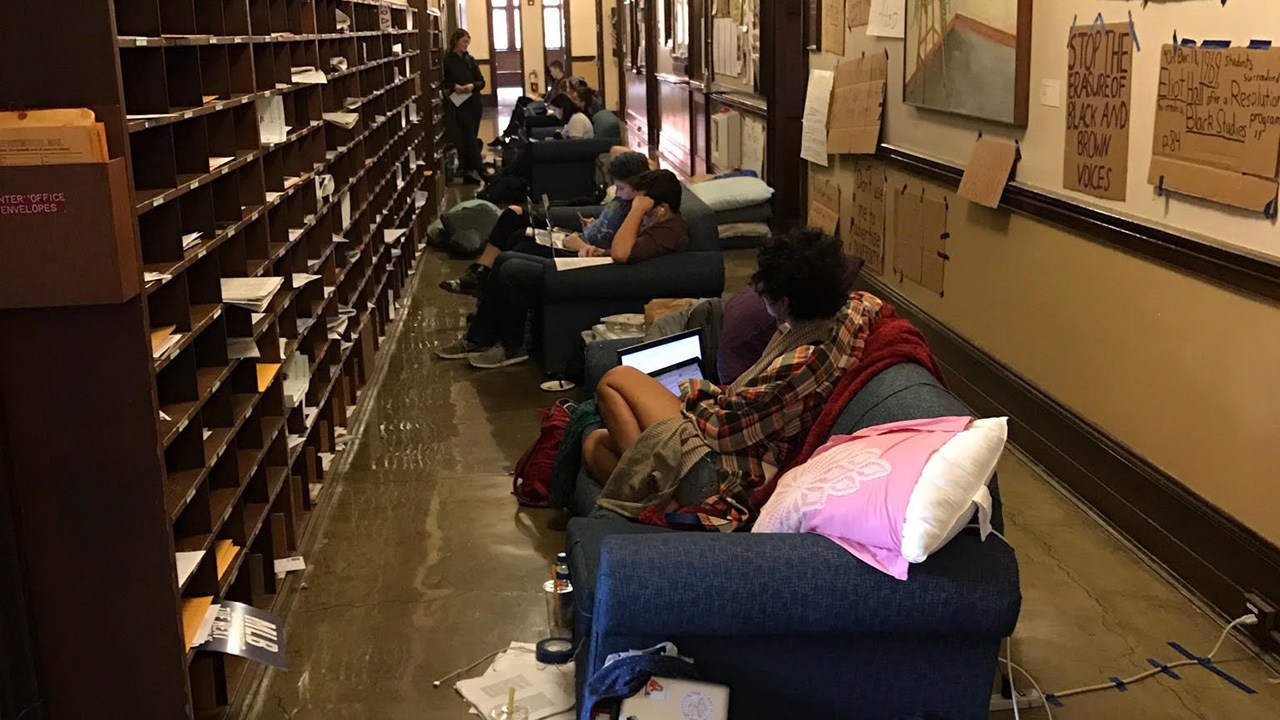 Students occupy Reed College administration building over school’s bank